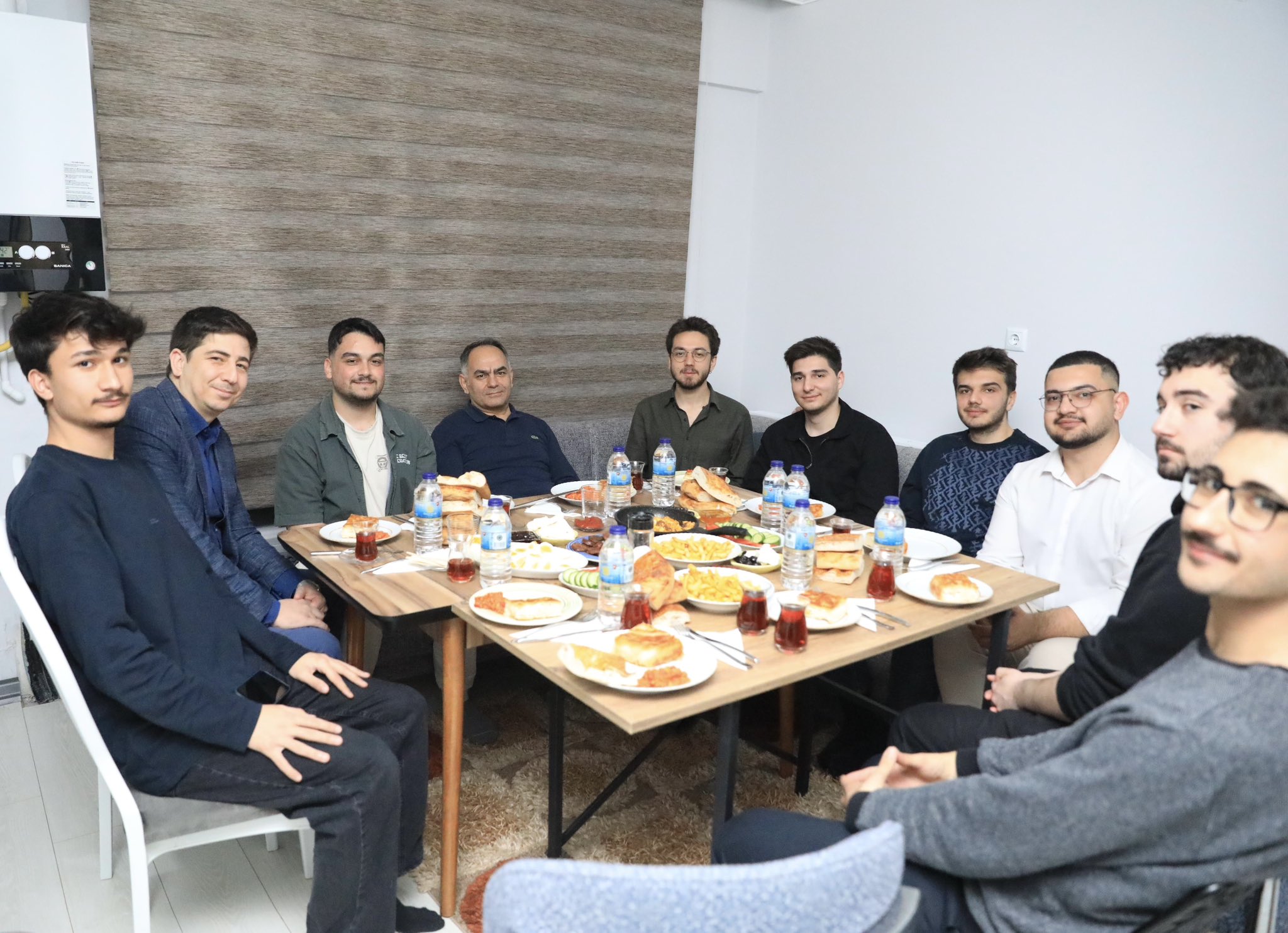 Valimiz Sayın Hüseyin Çakırtaş, Çankırı Karatekin Üniversitesi öğrencileriyle sahur sofrasında bir araya geldi.