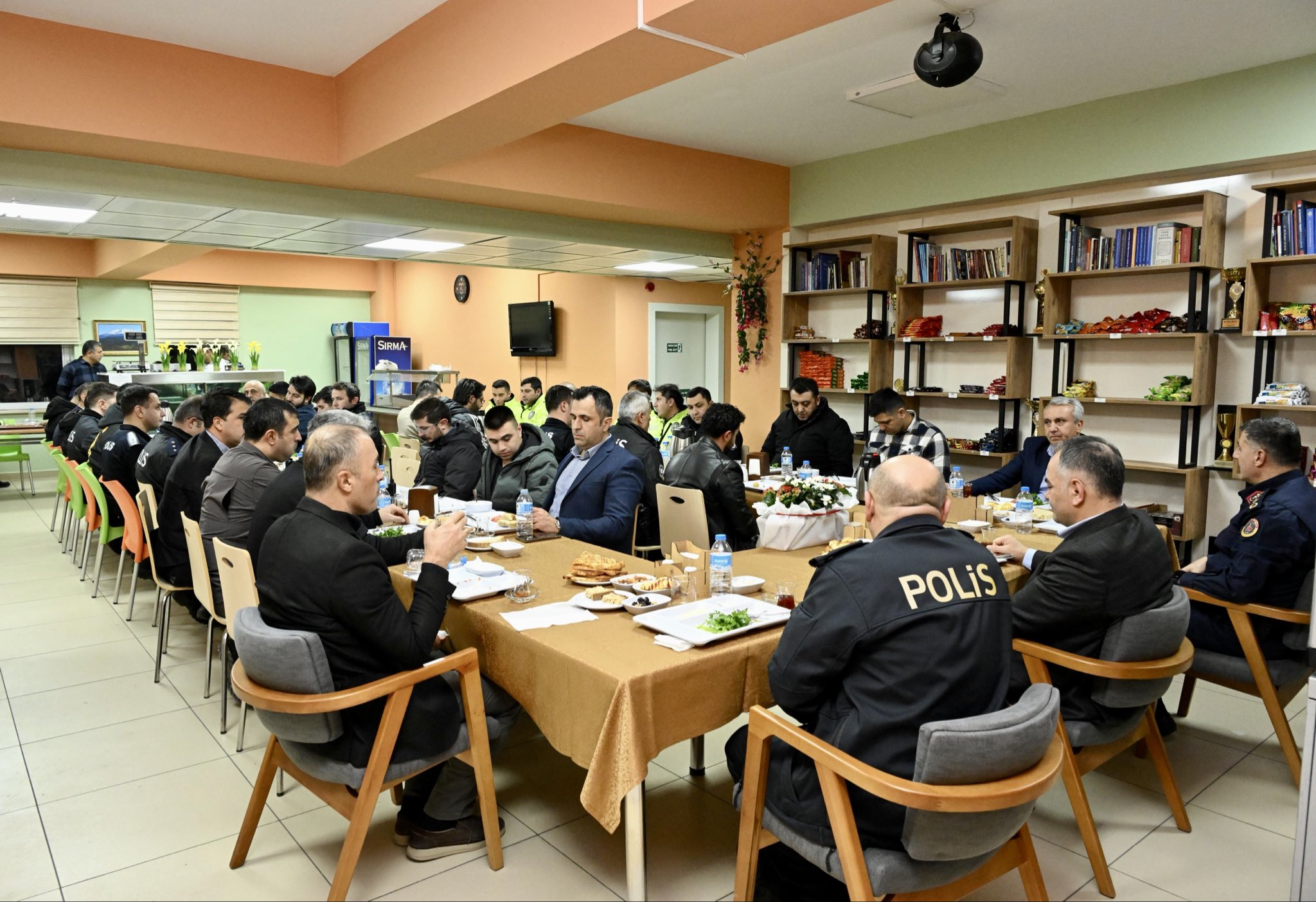 Vali Çakırtaş ve Protokol Üyelerinden Emniyet Teşkilatına Anlamlı Sahur Ziyareti