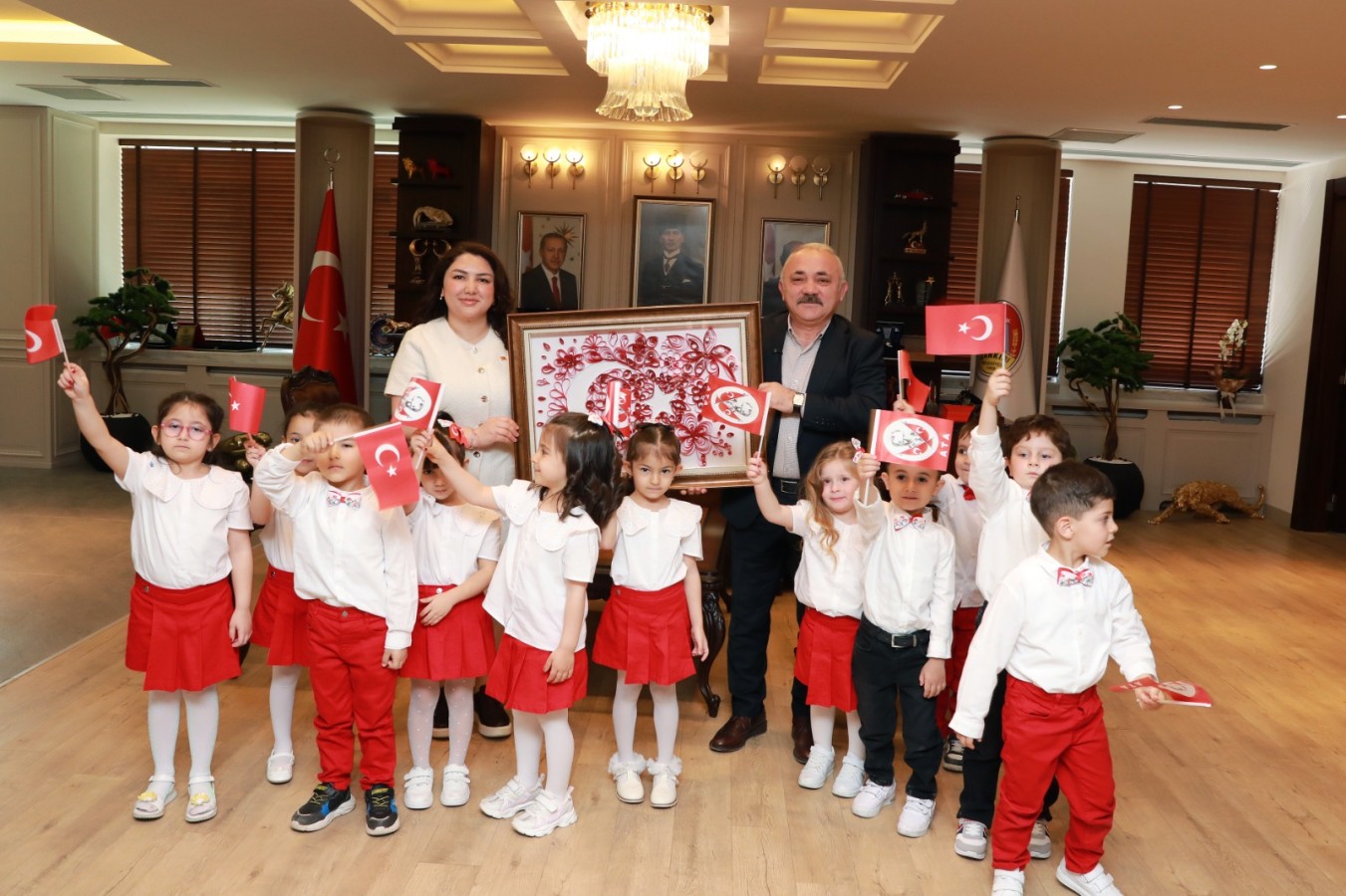 Makam Minik Misafirlerle Şenlendi