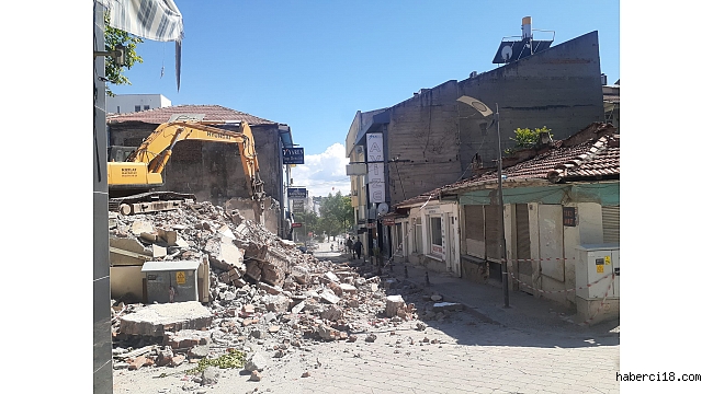 ESKİ HALKBANK BİNASI YIKILDI
