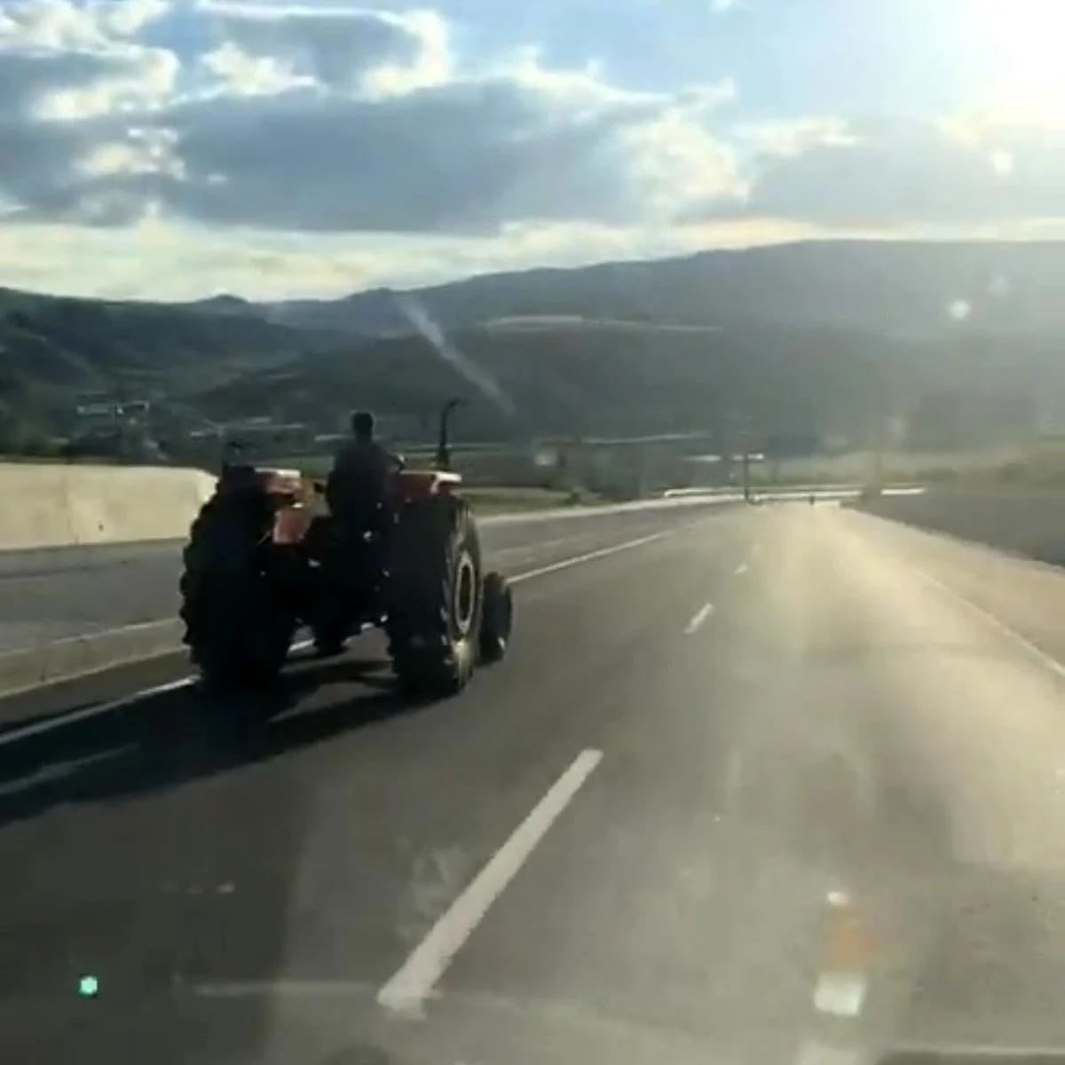 Çankırı'da Şaşkınlık Yaratan Anlar: 80 Kilometre Hızla Giden Aracı Sollayan Traktör Kamerada!