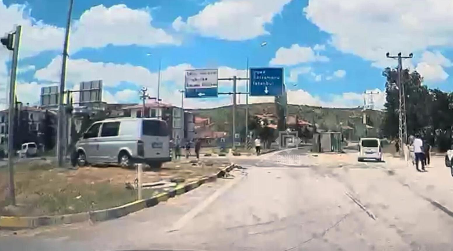 Çankırı'da Korkutan Çarpışma: Soğan Yüklü Tır Devrildi, Minibüs Kavşak Adasına Çıktı