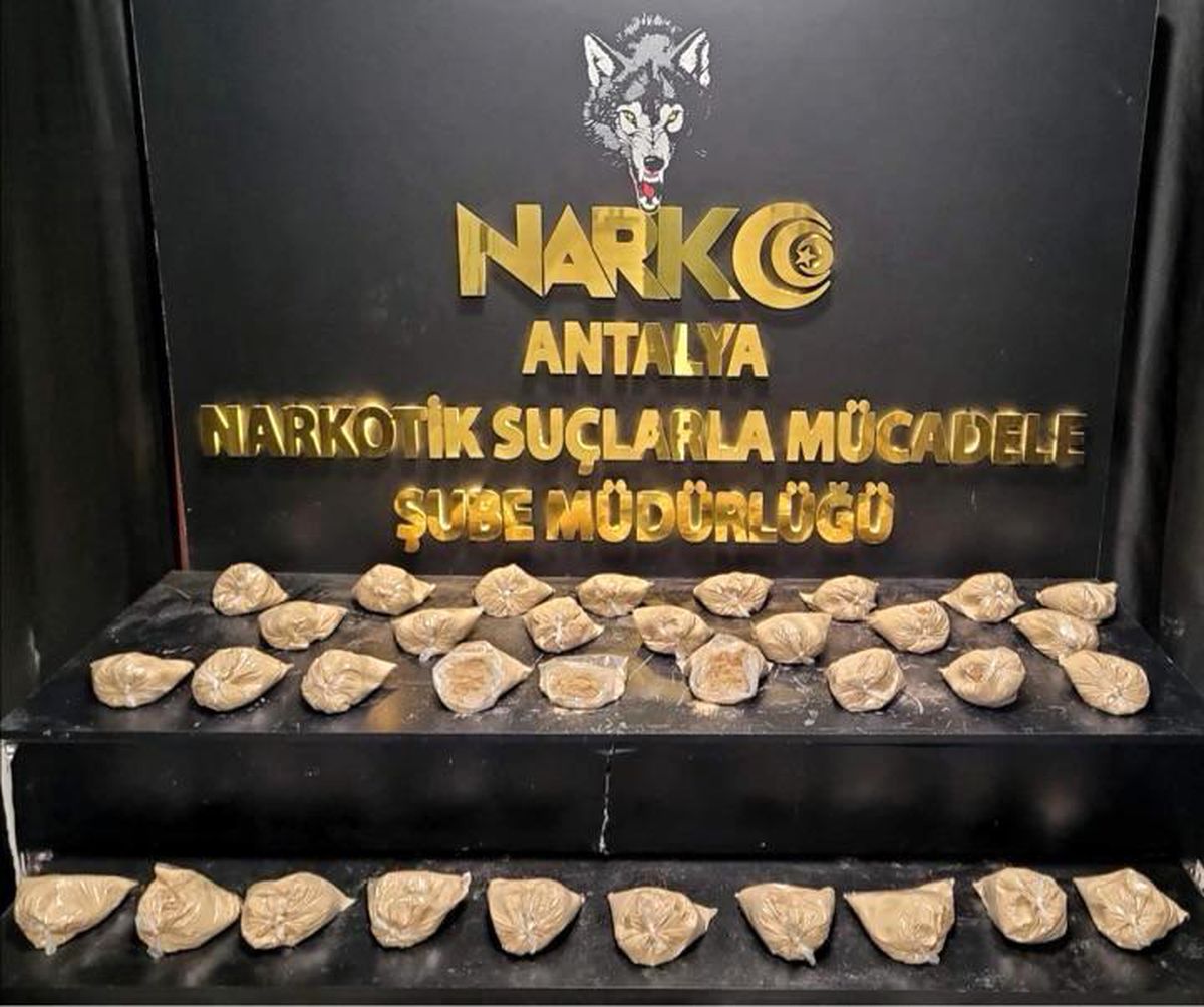 Antalya'da Zehir Tacirlerine Büyük Darbe: Kilolarca Eroin Ele Geçirildi