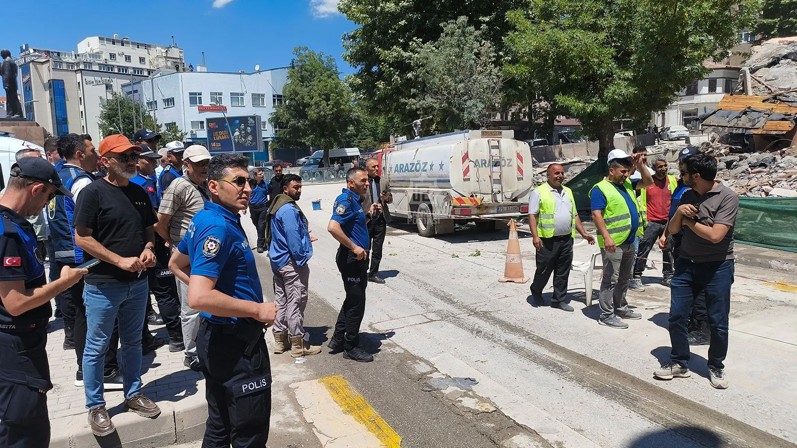 Çankırı’da Yıkım Paniği: Vatandaşlar Deprem Oluyor Sandı - Görsel 2