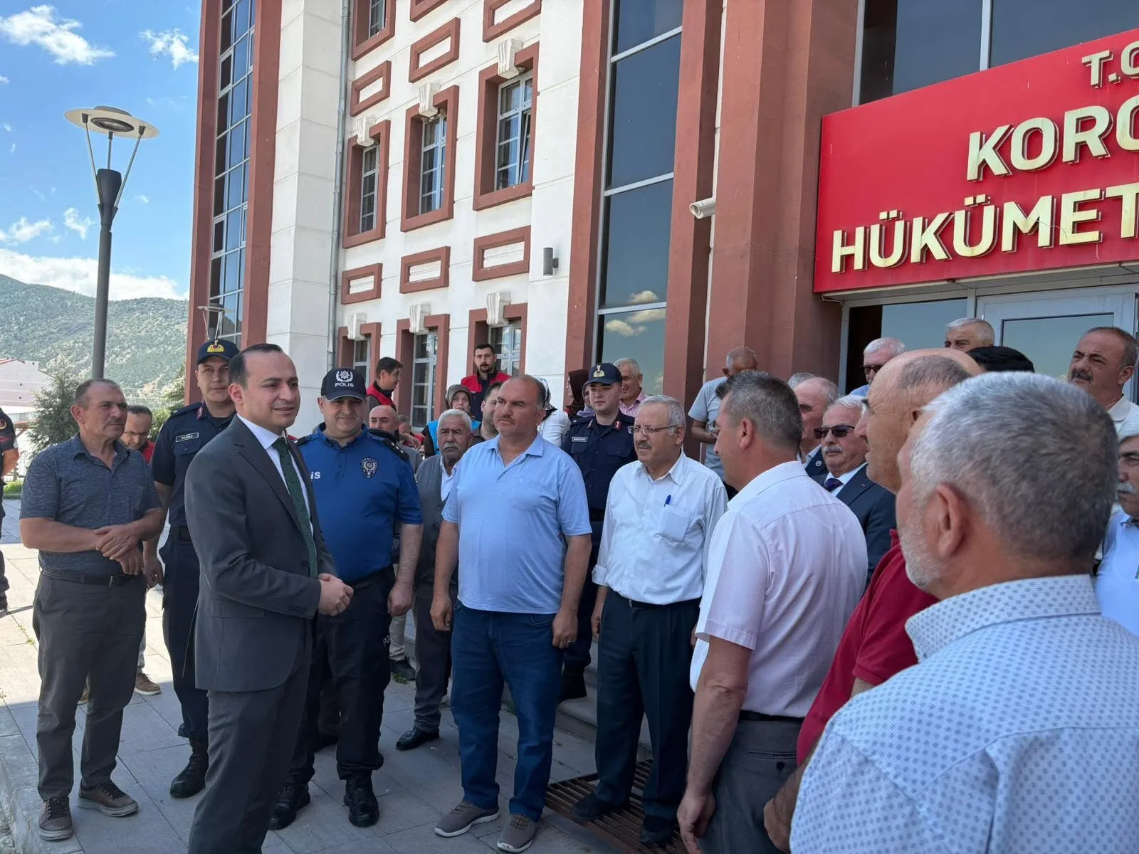 Korgun’da Duygusal Veda: Kaymakam Ferhat Gür Yeni Görev Yerine Uğurlandı - Görsel 3