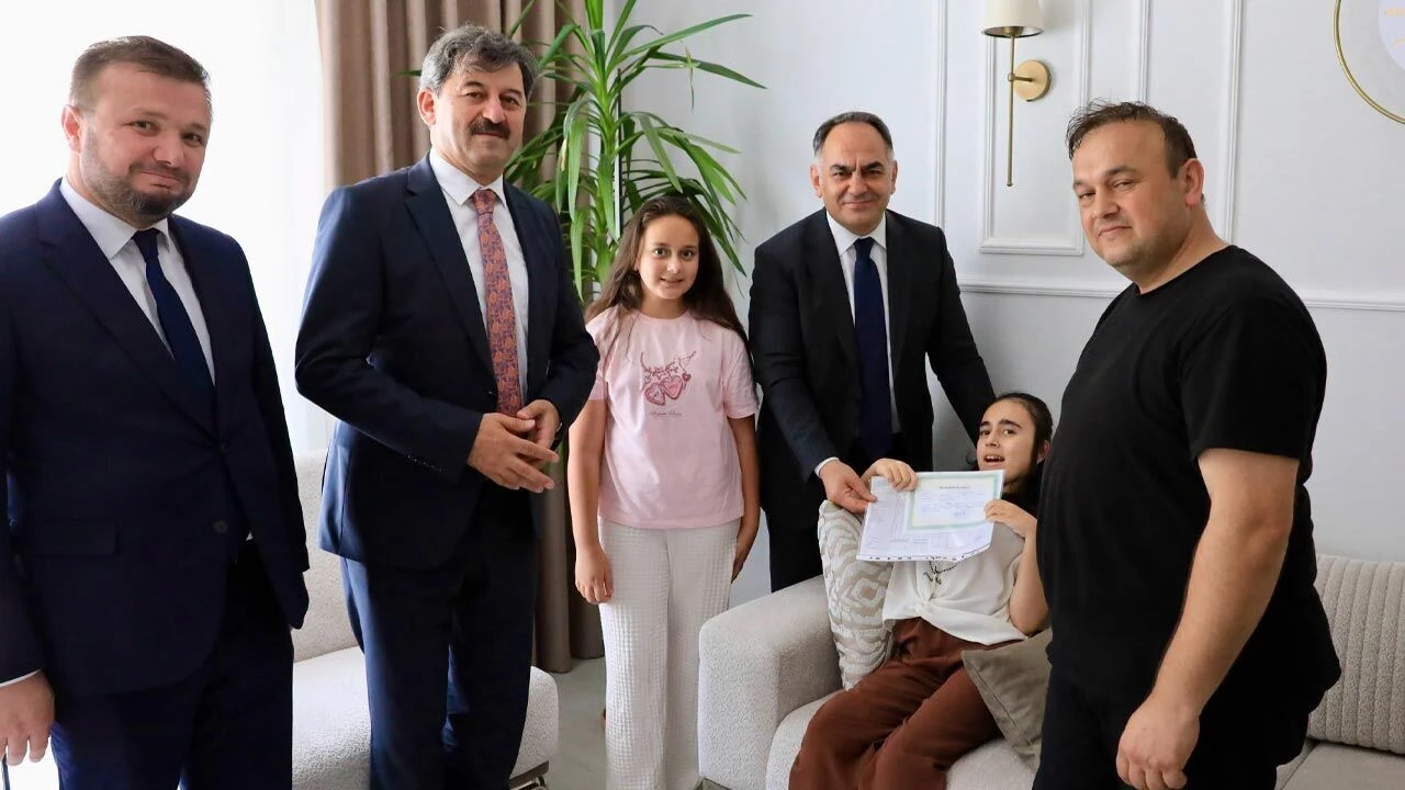 Vali Çakırtaş'tan Evde Eğitim Gören Ceren'e Anlamlı Karne Sürprizi