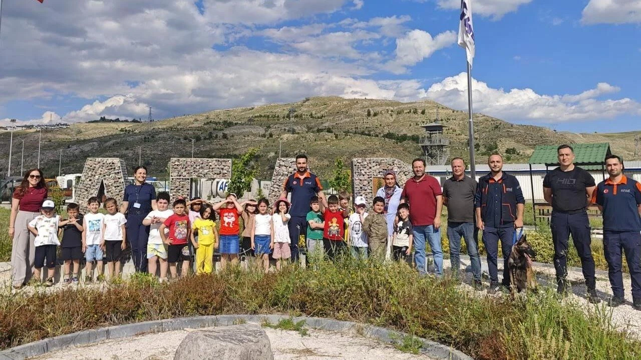 Minik Öğrencilere AFAD’dan Hayati Ders: "Çök-Kapan-Tutun"