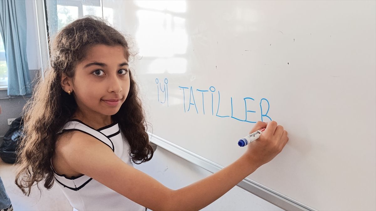 7 İlde Öğrenciler Karnelerini Alarak Yaz Tatiline Başladı