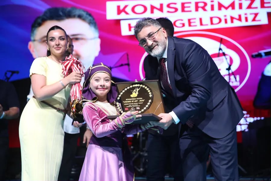 Sümer Ezgü, Serik Belediyesi’nin 100. Yıl Kutlamalarında Sahne Aldı