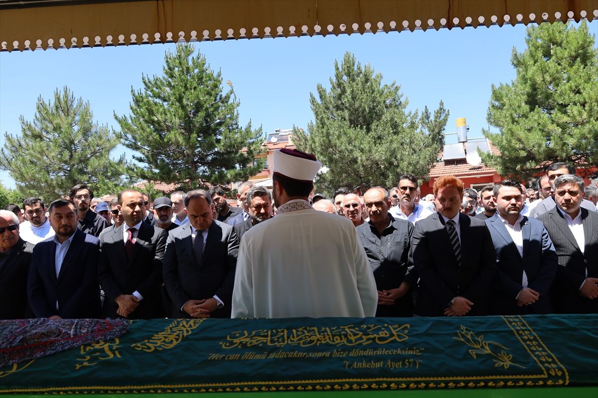 Ömer Bezci'nin Annesi Dualarla Defnedildi