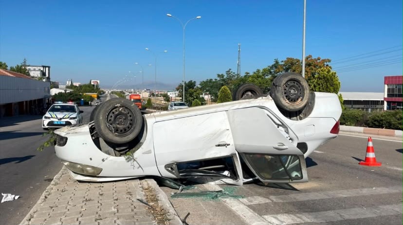 Karaman’da Takla Atan Otomobil Karşı Şeride Savruldu: 5 Kişi Yaralandı