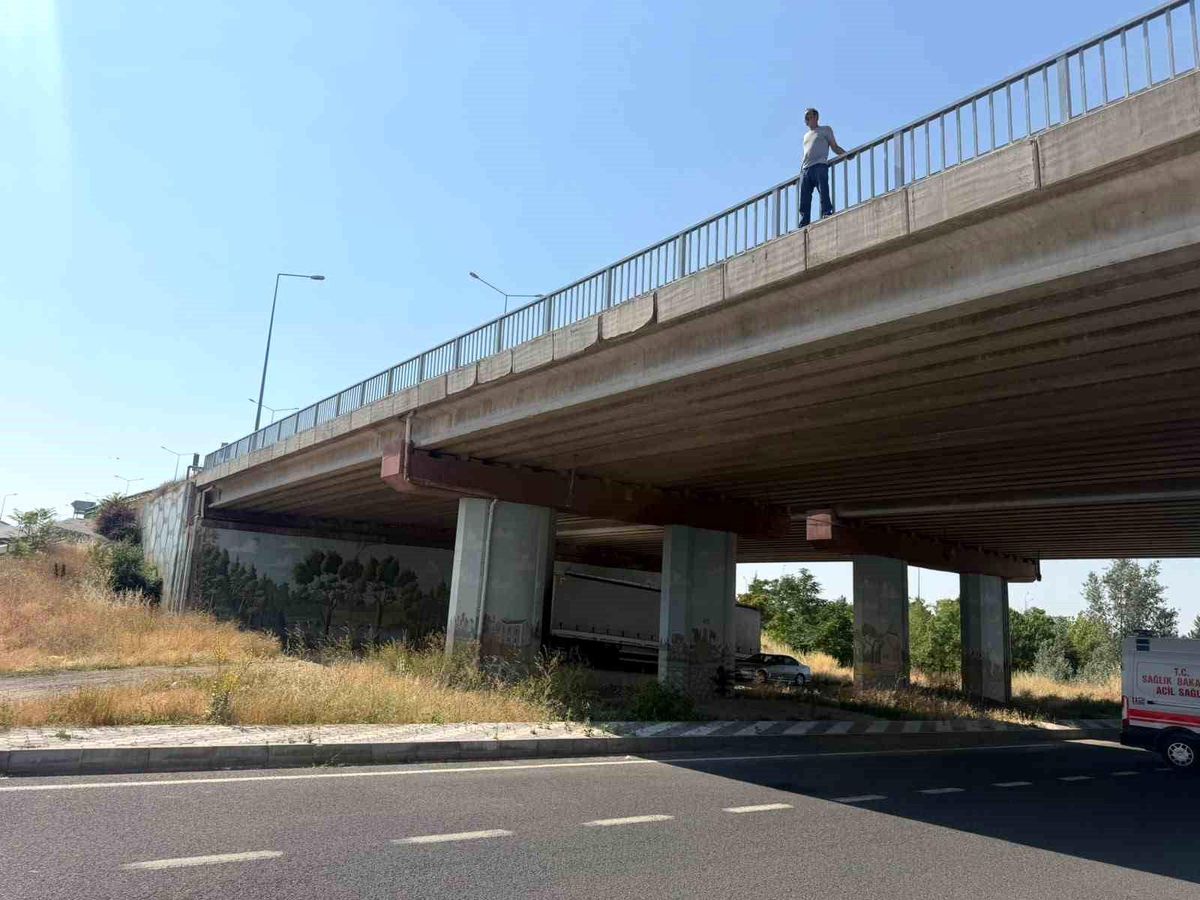 Üst Geçit Korkuluklarına Çıkan Şahıs Nedeniyle Eskişehir-Afyonkarahisar Yolu Trafiğe Kapandı