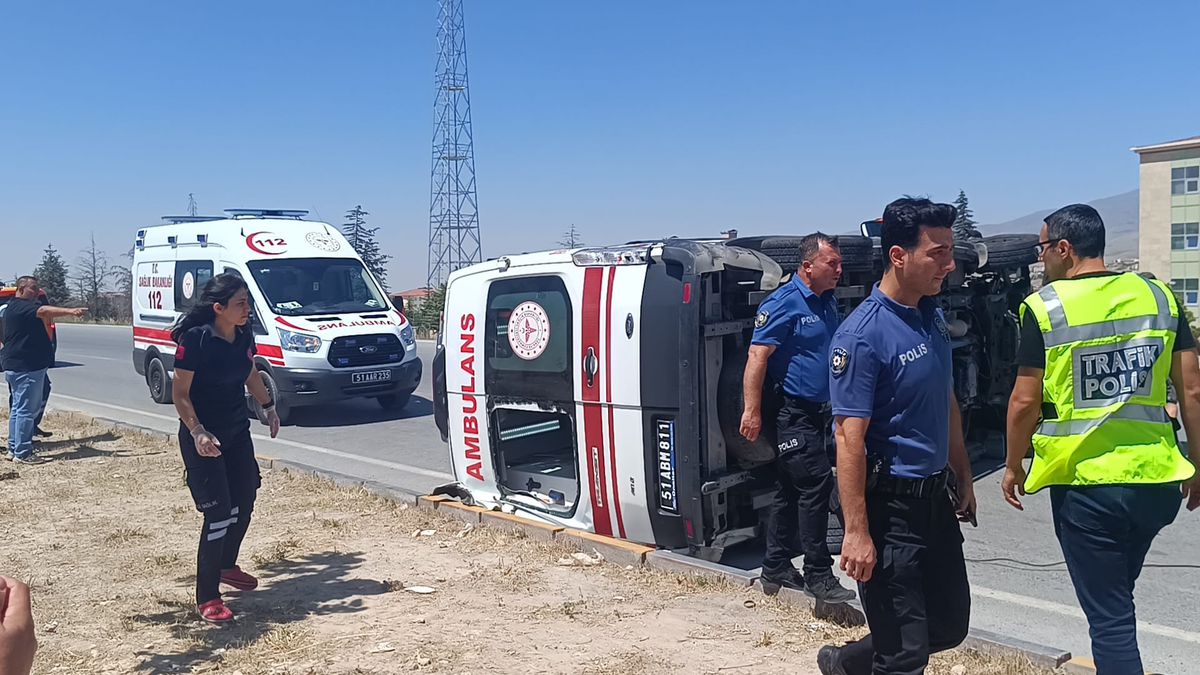 Niğde’de Ambulans ile Otomobil Çarpıştı: 5 Kişi Yaraland