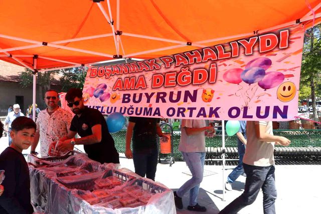 11 Yıllık Evliliğini Bitiren Gurbetçi Boşanmasını Lokma Dağıtarak Kutladı: "Boşanmak Pahalıydı Ama Değdi"