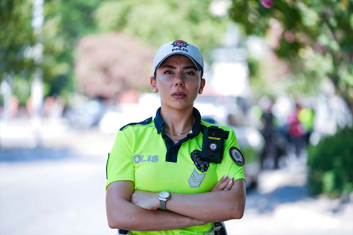İzmir’de Trafik Polisi Duygu Akbulut Hem Trafikte Hem Minderde Düdük Çalıyor