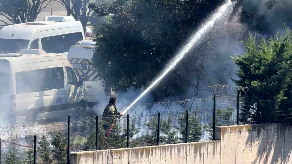 Kocaeli Gebze’de Ağaçlık Alanda Yangın Çıktı: İş Yerleri ve Araçlara Sıçramadan Söndürüldü