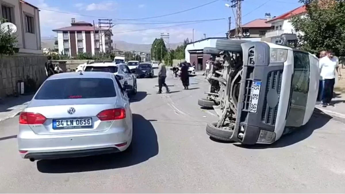 Yüksekova’da Otomobil ile Minibüs Çarpıştı: 3 Yaralı