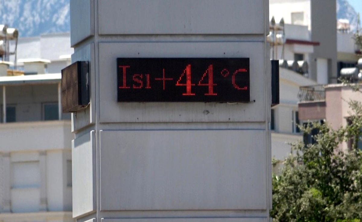 Antalya'da sıcaklık 44 dereceyi gördü! Vatandaşlar serinlemek için Konyaaltı Sahili'ne akın etti