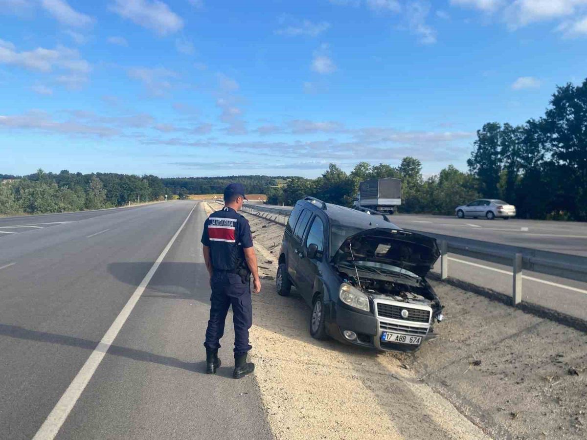 Bilecik’te Trafik Kazası: Hafif Ticari Araç Bariyerlere Çarptı, 3 Kişi Yaralandı