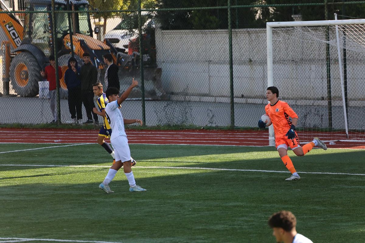 Menemen FK’dan Alp Özge’ye Profesyonel İmza! Genç Kaleci İçin Yeni Dönem