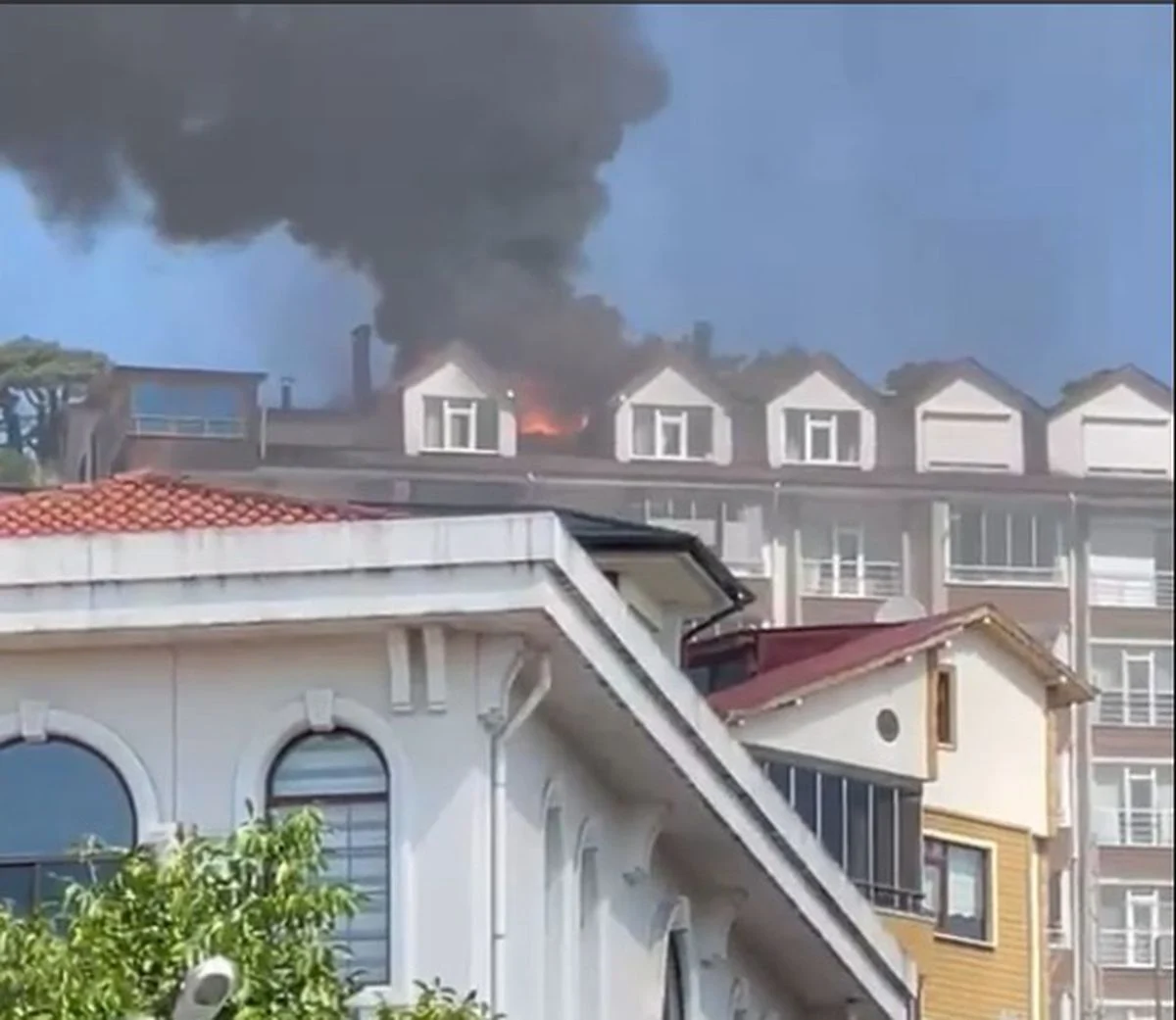 Gerede’de Apartmanın Çatısı Alevlere Teslim Oldu! Çatı Yangını Söndürüldü