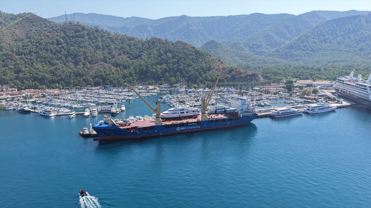 Marmaris’e Kargo Gemisiyle 5 Lüks Motor Yat Getirildi: Bakım İçin Limana Ulaştırıldılar