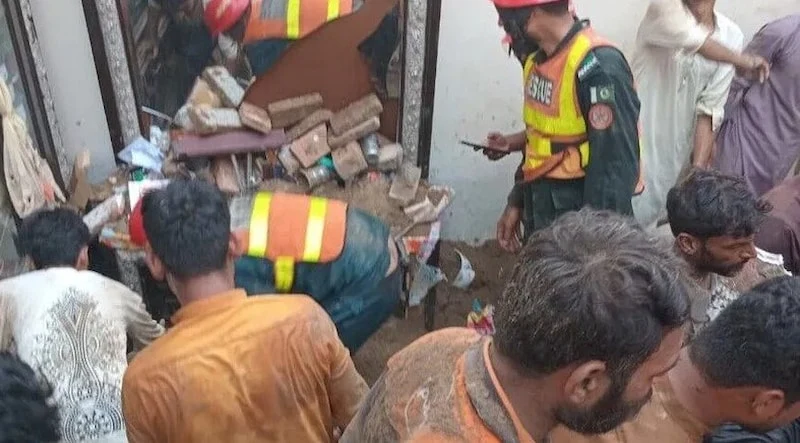 Pakistan'da 3 Katlı Bina Çöktü: 14 Kişi Hayatını Kaybetti, Arama Kurtarma Sürüyor