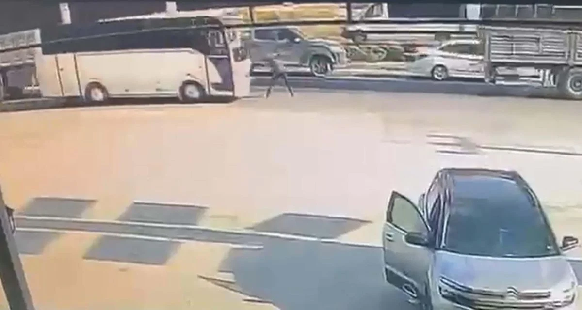 Denizli'de Feci Kaza: Emniyet Şeridinde Midibüsün Çarptığı Servis Şoförü Hayatını Kaybetti