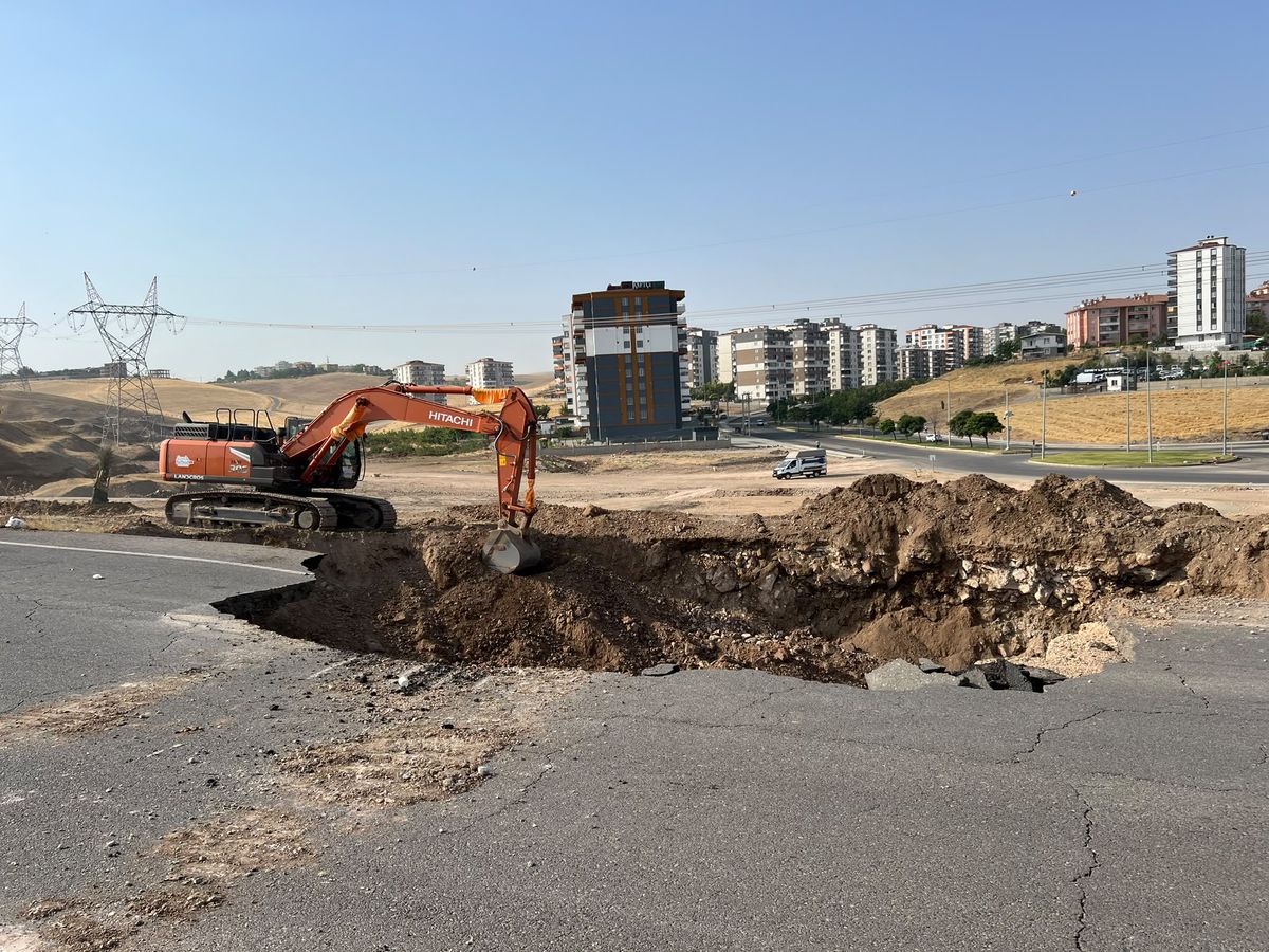 Batman’da Ana İsale Hattı Arızalandı: Yol Çöktü, Ekipler Onarım Çalışması Başlattı