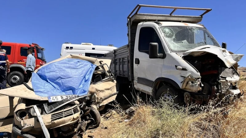 Manisa’da feci kaza: Otomobil ile kamyonet çarpıştı, 1 kişi hayatını kaybetti