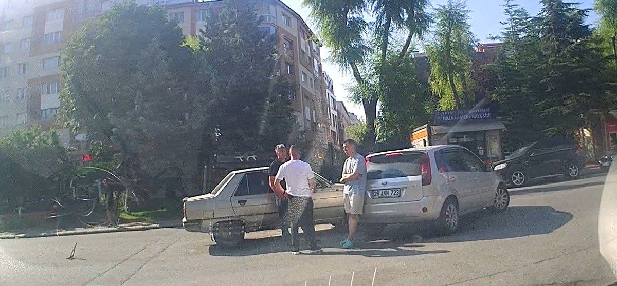 Eskişehir'de Trafik Kazası: Sokaktan Çıkan Otomobil Seyir Halindeki Araçla Çarpıştı