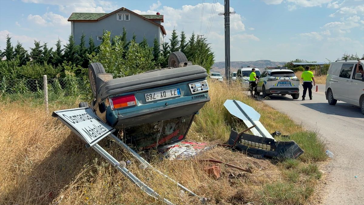 Kırıkkale'de Otomobil Yol Kenarına Devrildi: Trafik Kazasında Sürücü Yaralandı