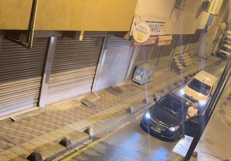 İstanbul’da İlginç Anlar: Kadın Yol Ortasında Yatıp Telefonuyla İlgilendi