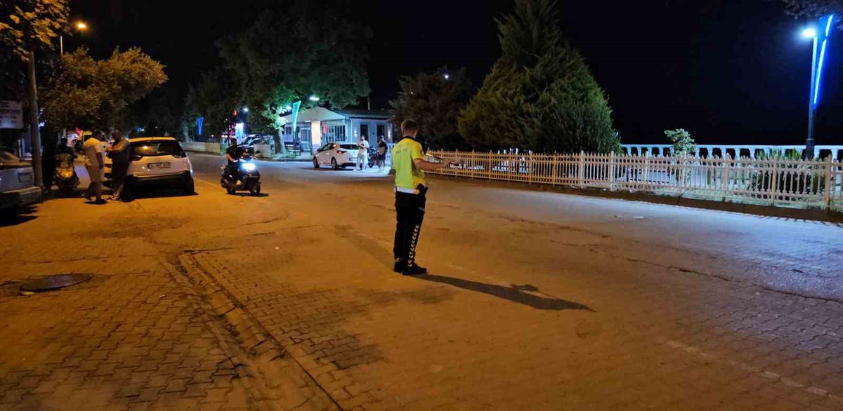 Cide'de Otomobil Motosikletle Çarpıştı! 1 Kişi Hafif Yaralandı