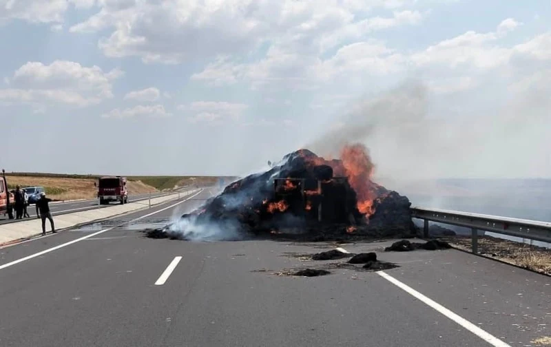 Tekirdağ'da saman yüklü römorkta yangın! Traktör kullanılamaz hale geldi
