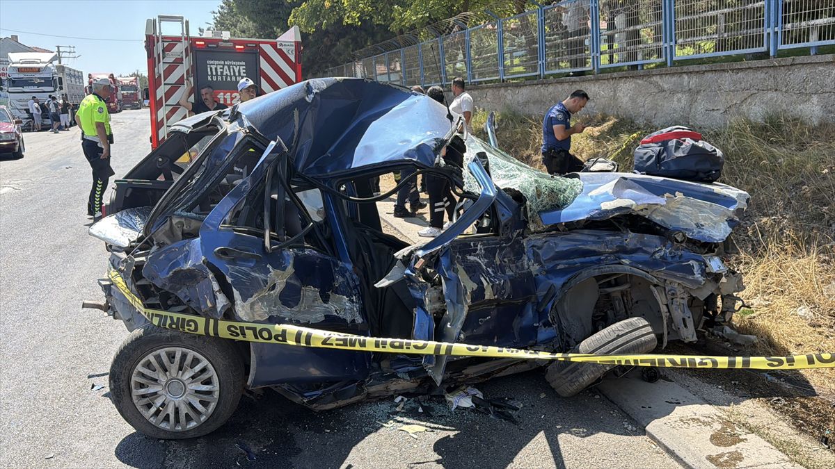 Eskişehir Odunpazarı'nda Trafik Kazası: Üç Araç Çarpıştı, 1 Ölü 2 Yaralı
