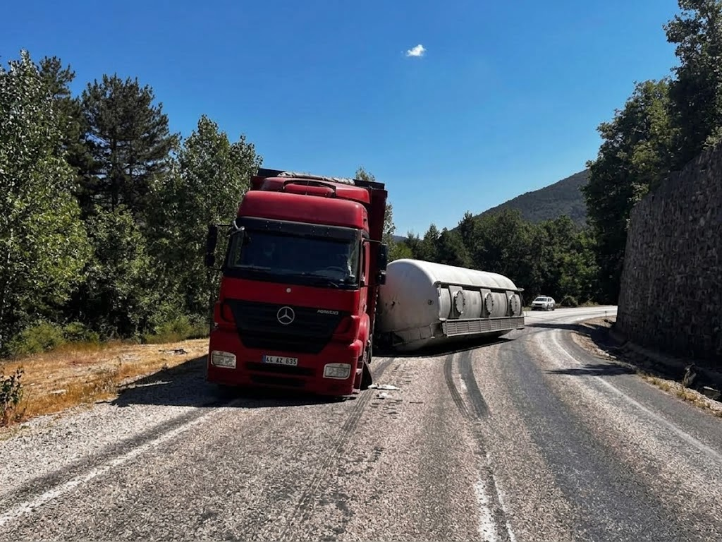 Bolu Mudurnu'da İki Kamyon Çarpıştı: 1 Kişi Yaralandı