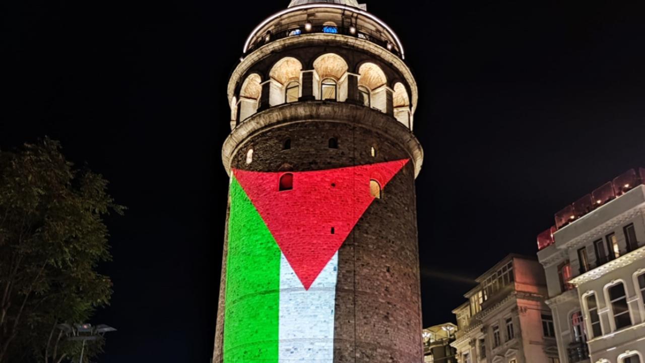 Galata Kulesi Filistin bayrağıyla aydınlatıldı