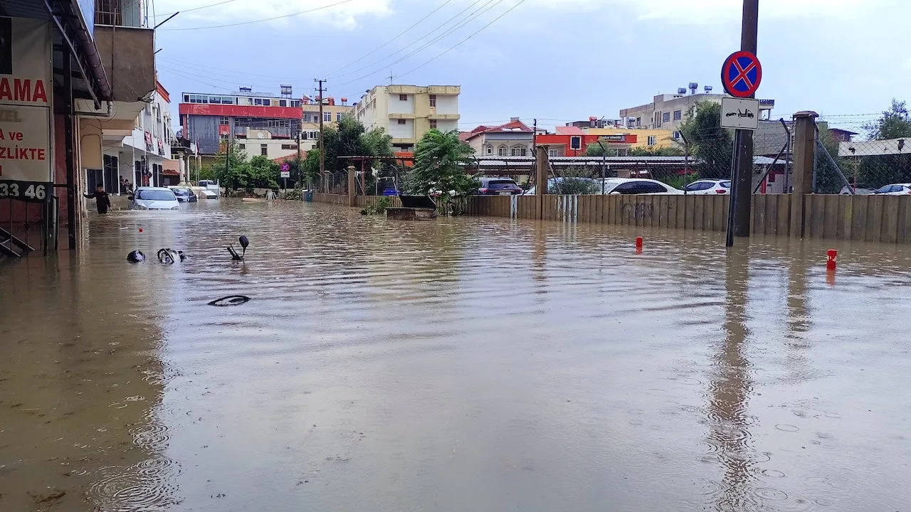 Mersin'de sağanak etkili oldu: Cadde ve sokaklarda su birikti