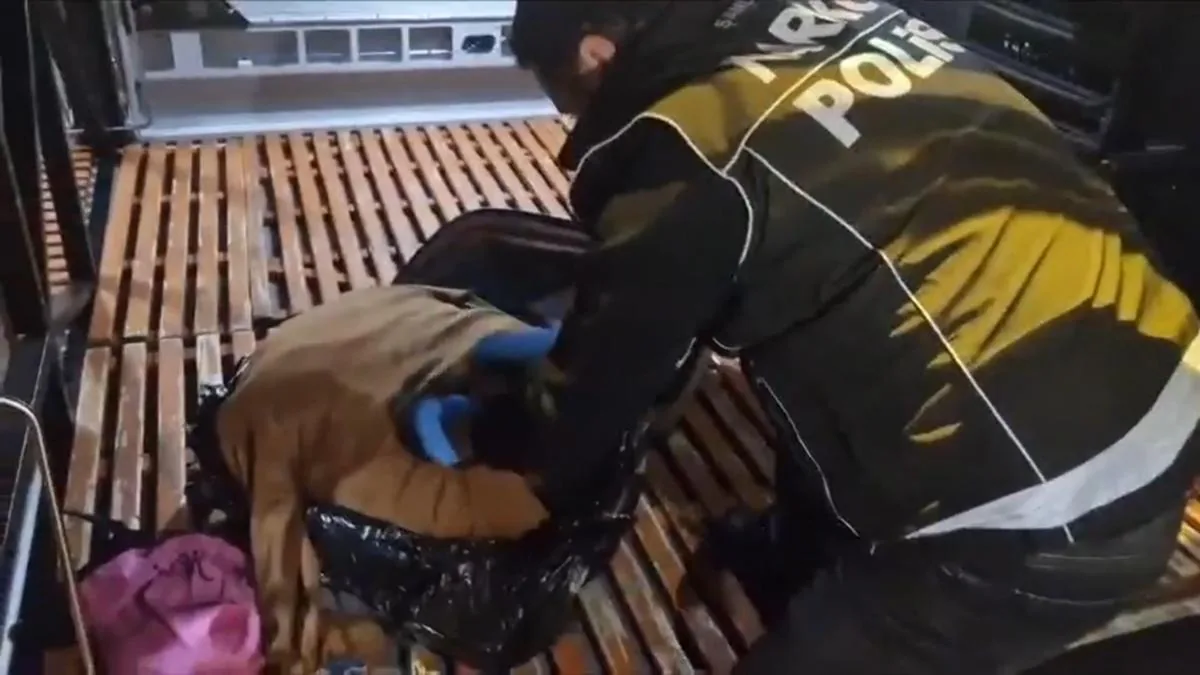 Valizdeki kazağa gizlenen 15 bin uyuşturucu hap ele geçirildi