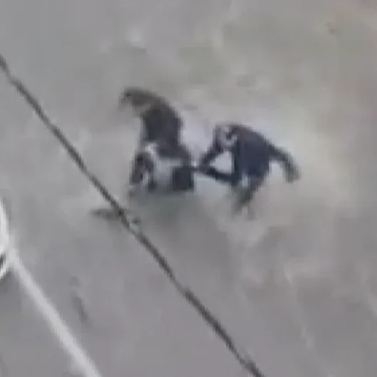 Esenyurt’ta sokaklar göle döndü, kadın akıntıya kapıldı | VİDEO İZLE