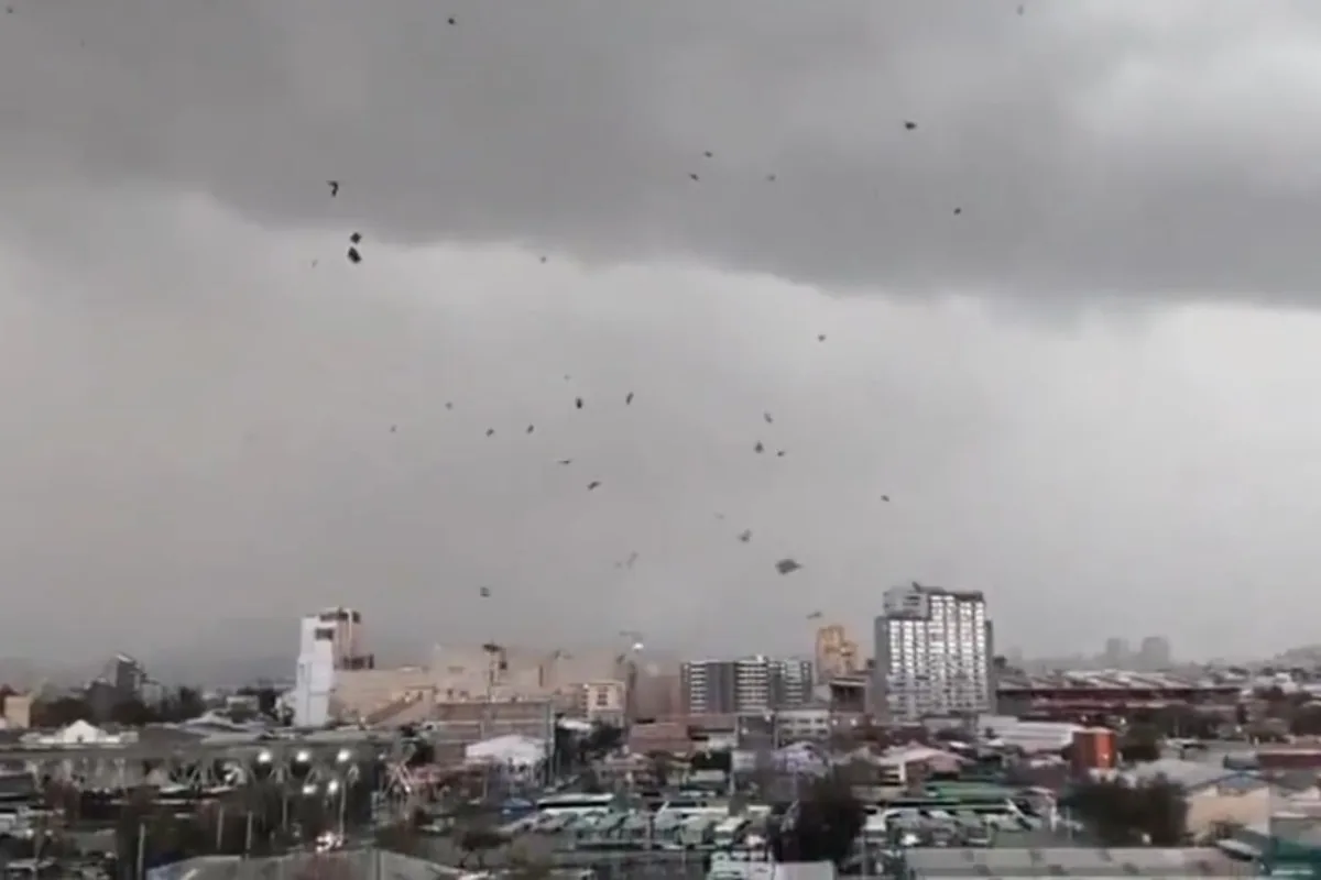 Şili’de kasırga paniği: Çatılar uçtu, başkentte kırmızı alarm verildi