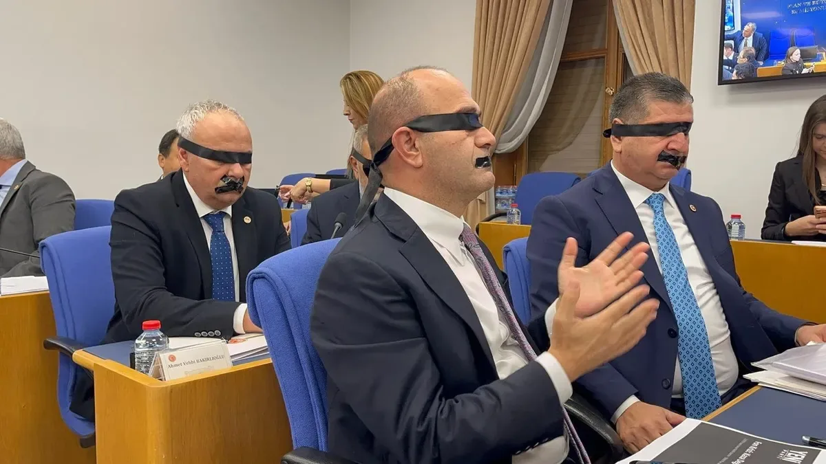 Yeni Parti'nin siyah bantlı eylemi: Halk TV'ye destek şovu alay konusu oldu