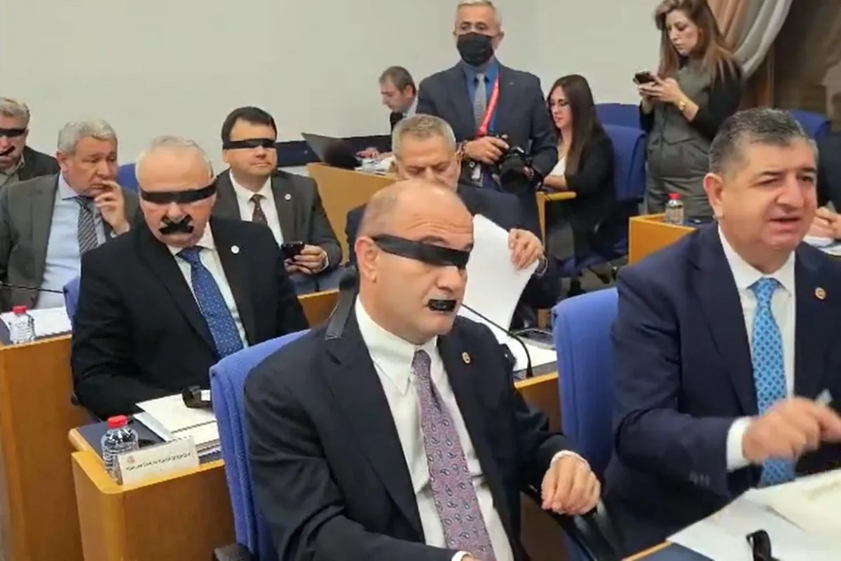Halk TV’ye kayyum kararına Yeni Partili vekillerden siyah bantlı protesto