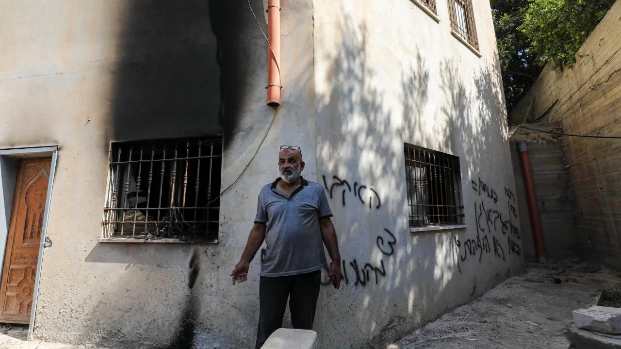 İşgalci İsraillilerin kuşattığı Filistinli ailede pencereden el uzatmak gözaltı gerekçesi sayılabiliyor