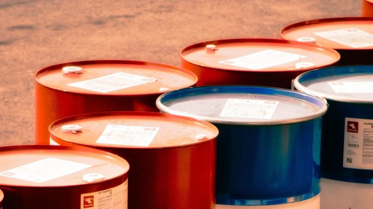 Küresel petrol arzı eylülde yükseldi, ancak risk sürüyor: IEA raporundaki tablo