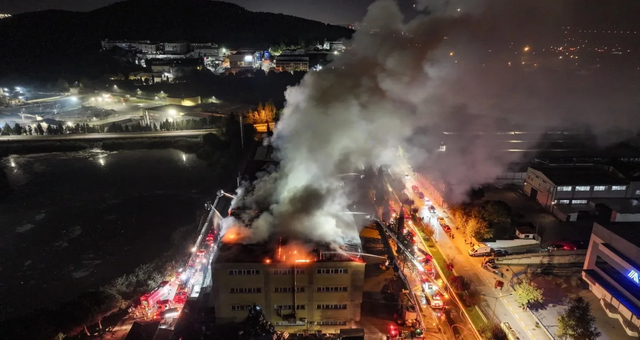 İstanbul Tuzla’da Ayakkabı Fabrikasında Yangın Meydana Geldi