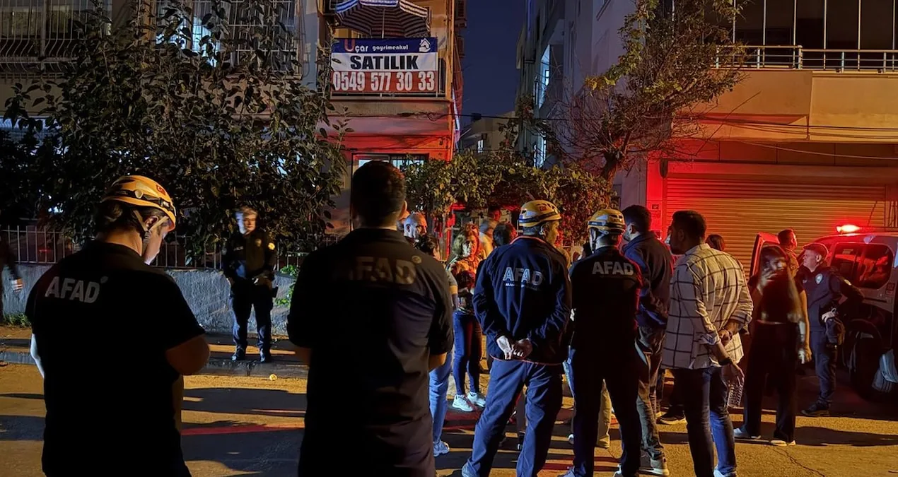 Mersin’de Çatlaklar Oluşan 3 Katlı Bina Tahliye Edildi