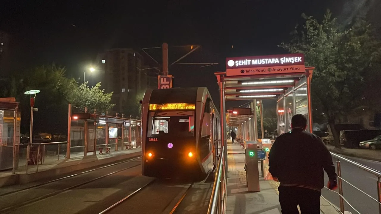 Kayseri'de Tramvayın Çarptığı Yaya Ağır Yaralandı