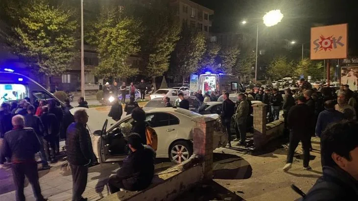 Çorum’da İki Otomobil Çarpıştı: 4 Kişi Yaralandı